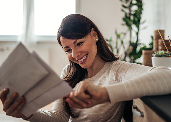 woman sorting through her mail