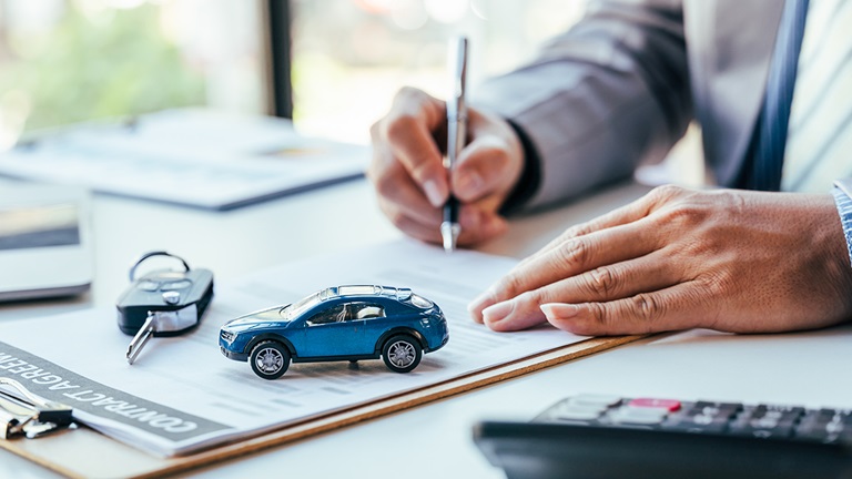 Auto Loan Refinancing Company writing up a loan